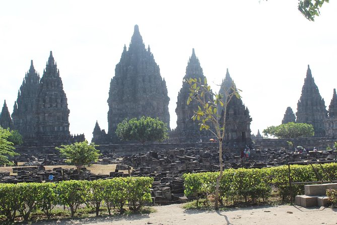 Borobudur Sunrise and Temples Tour from Yogyakarta - Mendut and Pawon: the satellite-temple bonus that adds meaning