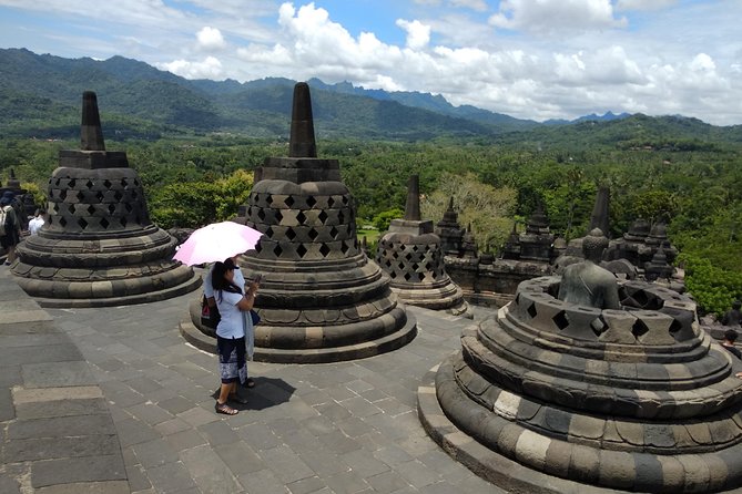 Borobudur Sunrise from Setumbu Hill and Great temples tour - Candi Mendut: the calmer, more personal Buddhist stop