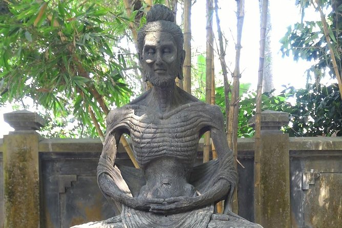 Borobudur Temple Climb To The Top & Prambanan Temple - 1 day tour - Candi Mendut in the middle of the day: the short stop that makes the temples feel different