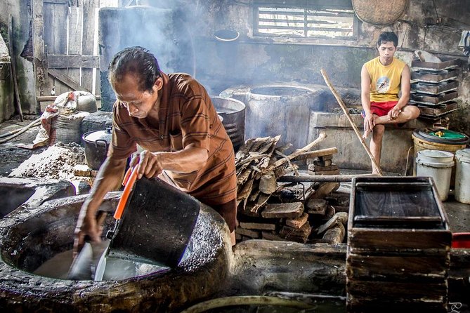 Borobudur: Village Tour with Pottery and Tofu Making - Stop 1: Gerabah Klipoh Pottery Village and Clay Practice