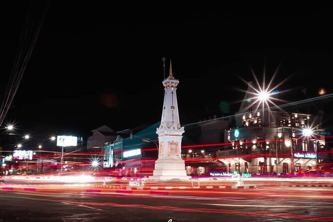 Night Walking Tour-Malioboro street food with guide at Yogyakarta - Nirboyo Gate and the Sultan Palace area: riding a becak or trishaw loop