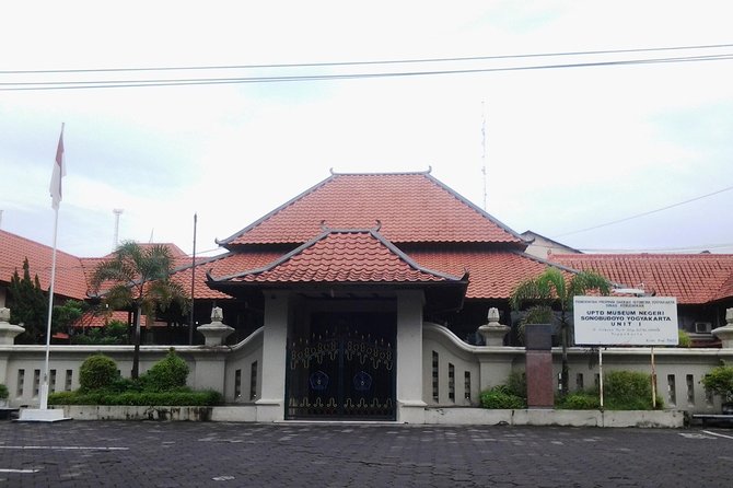 Private Royal Heritage Tour: Yogyakarta Palace, Watercastle, Sonobudoyo Museum - Sustainability choices: no single-use plastic, and local impact