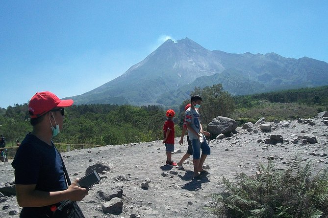 Yogyakarta Cultural Tour: Borobudur Temple, Prambanan Temple and Merapi Volcano - Lunch and the rhythm of a long cultural day