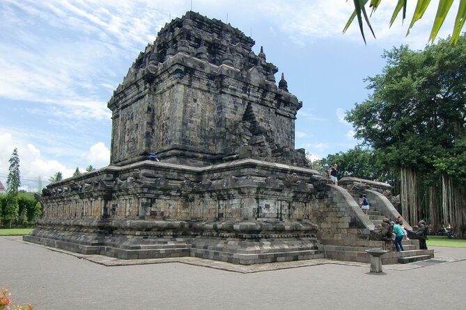 Yogyakarta Day trip Borobudur & Prambanan Temples - Prambanan Temple: Trimurti stories and the 9th-century scale